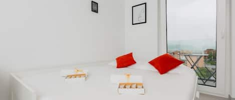 1 bedroom, desk