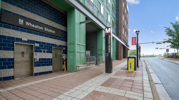Wheaton station har en tydlig entré, en skylt som visar att det är en tunnelbanestation och ett övergångsställe för fotgängare.