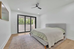 4 bedrooms, iron/ironing board, WiFi, bed sheets - Luxury 4-bedroom home with 2 kitchens, hot tub, and gym: Group & Family Retreats (Marietta)