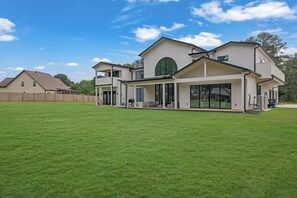 Exterior - Luxury 4-bedroom home with 2 kitchens, hot tub, and gym: Group & Family Retreats (Marietta)