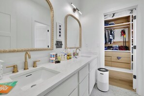 Hair dryer, towels, soap, toilet paper - Luxury 4-bedroom home with 2 kitchens, hot tub, and gym: Group & Family Retreats (Marietta)