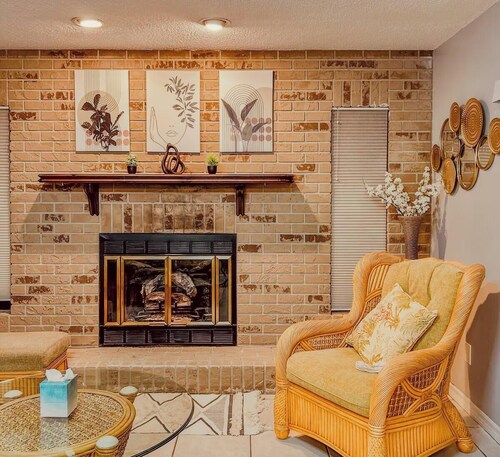 5BR Pool Home w/ Fire Pit . Sleeps 10