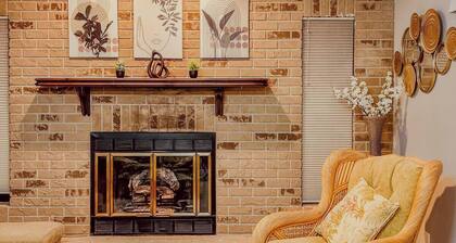 5BR Pool Home w/ Fire Pit . Sleeps 10