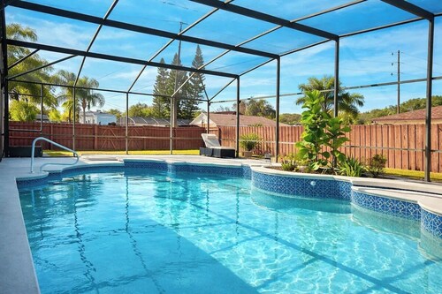 5BR Pool Home w/ Fire Pit . Sleeps 10