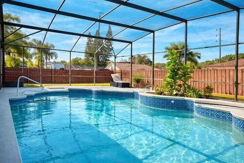 5BR Pool Home w/ Fire Pit . Sleeps 10