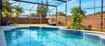 5BR Pool Home w/ Fire Pit . Sleeps 10