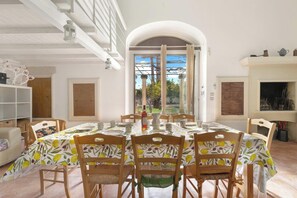 A dining area with a table set for six, surrounded by wooden chairs with floral upholstery. - Le Dimore di Casina Litta - La Dependance (Cutrofiano)