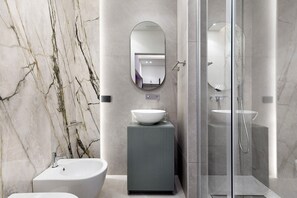 Een douche, een haardroger, handdoeken