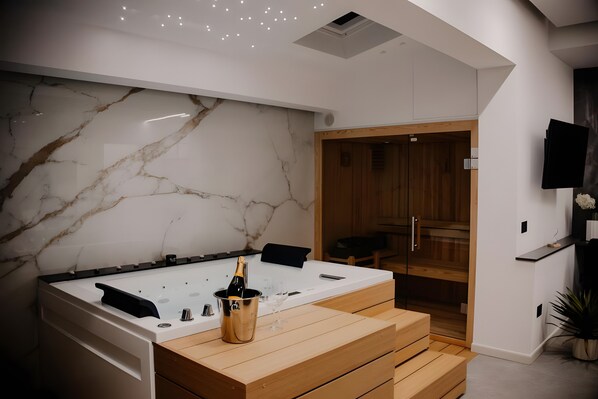 Interior - Premium Suite with Hot Tub, Wi-Fi, and Air Conditioning (Partinico)