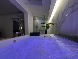 Interior - Premium Suite with Hot Tub, Wi-Fi, and Air Conditioning (Partinico)