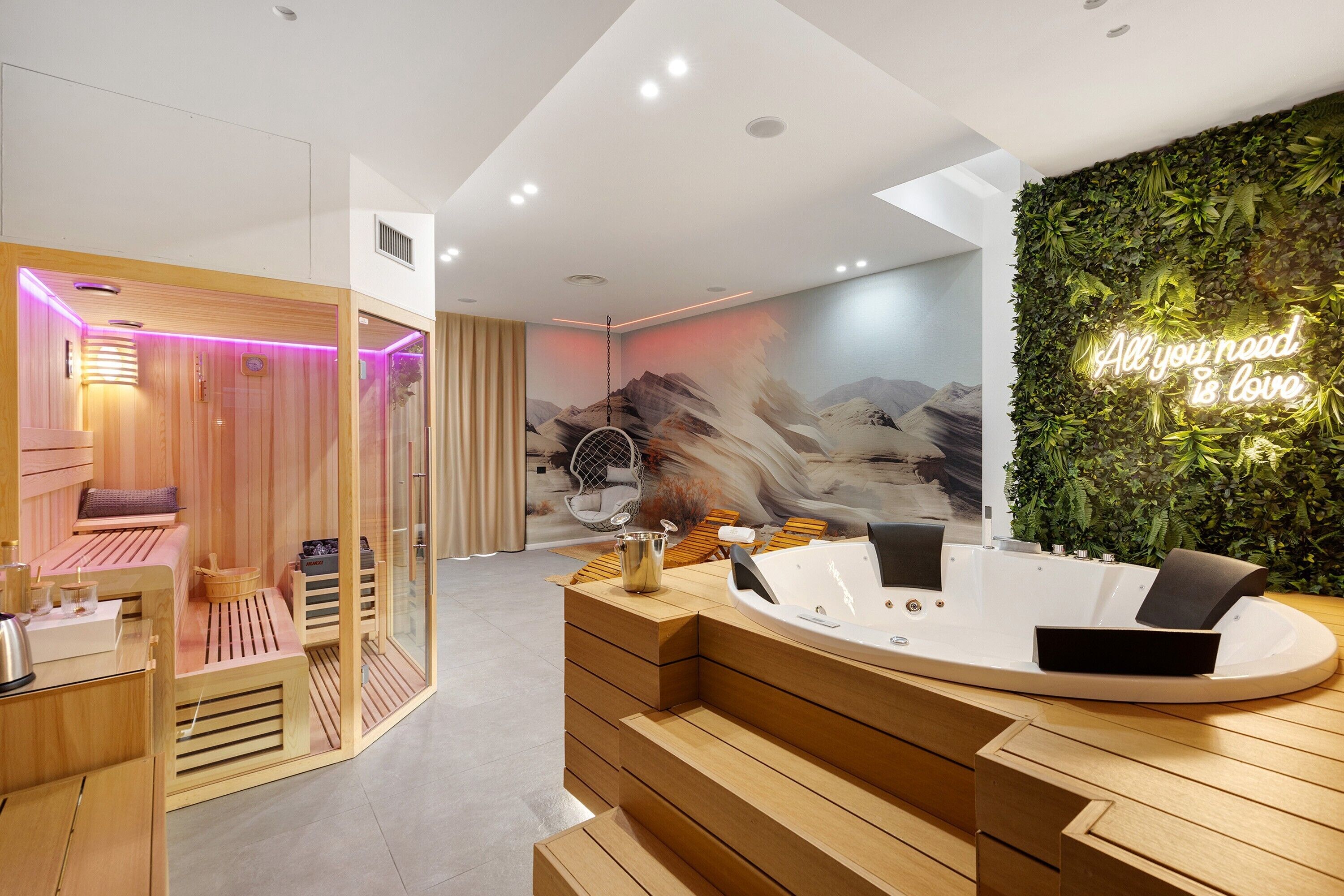 Een moderne spa-ruimte met een houten receptiebalie, een massagestoel en een muur met een groene, begroeide achtergrond en een neonbord.