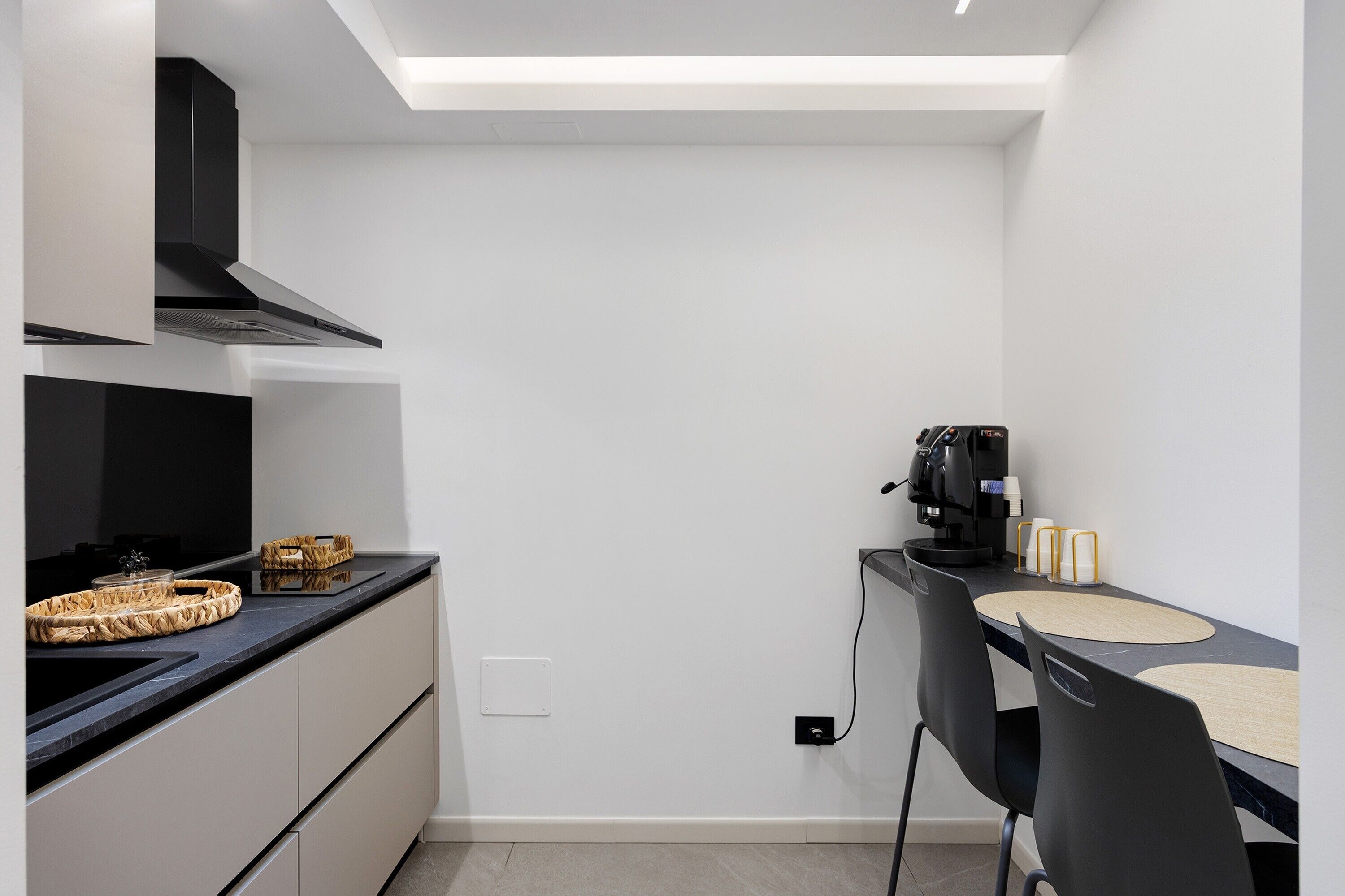 Coffee/tea maker, fridge, stovetop, electric kettle