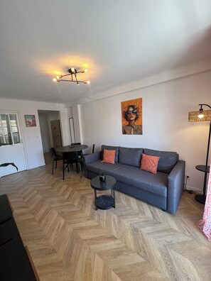 Smart TV - Charming One-Bedroom Apartment in Downtown Cannes (Cannes)