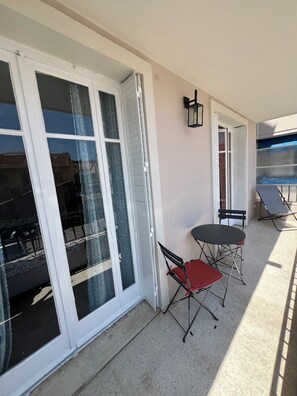 Outdoor dining - Charming One-Bedroom Apartment in Downtown Cannes (Cannes)