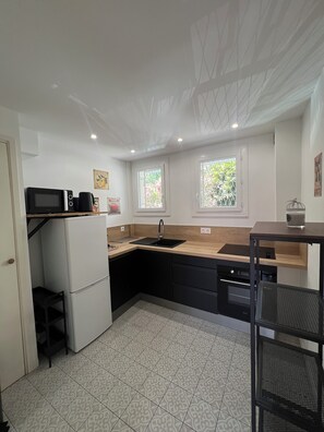 Fridge, microwave, stovetop, coffee/tea maker - Charming One-Bedroom Apartment in Downtown Cannes (Cannes)