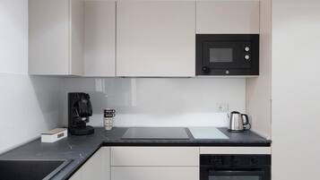 Coffee/tea maker, fridge, microwave, oven