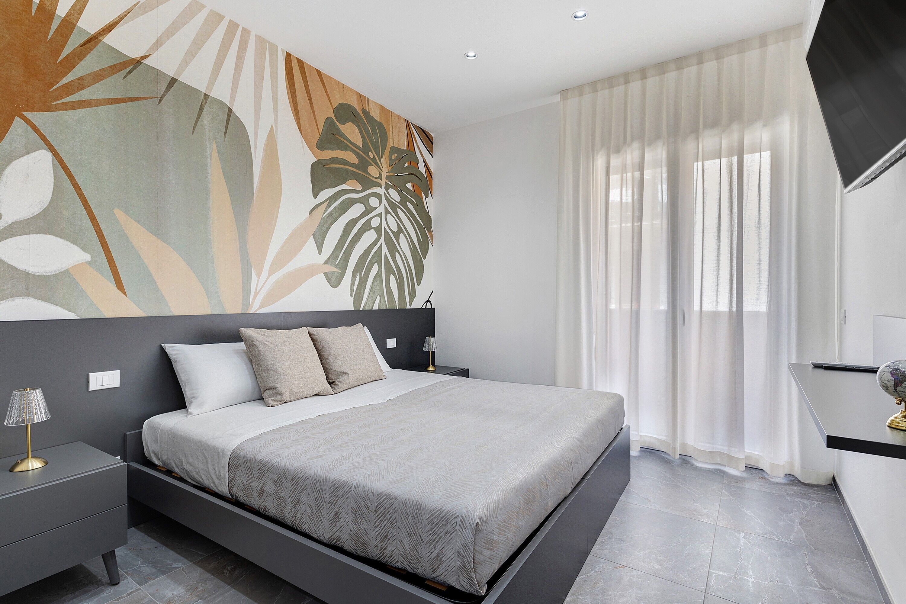 Tabla de planchar con plancha, wifi y ropa de cama 
