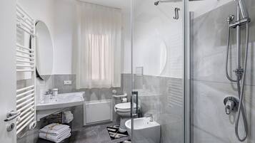 Ducha, secador de pelo, toallas