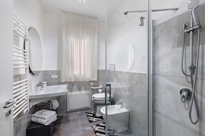Een douche, een haardroger, handdoeken