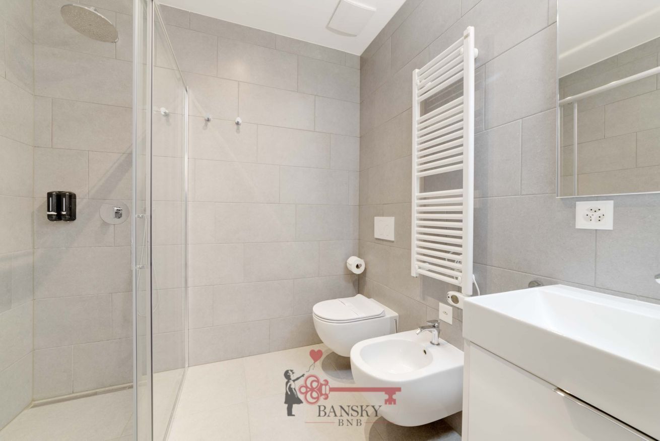 Douche, bidet, serviettes fournies, shampoing