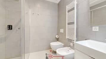 Douche, bidet, serviettes fournies, shampoing