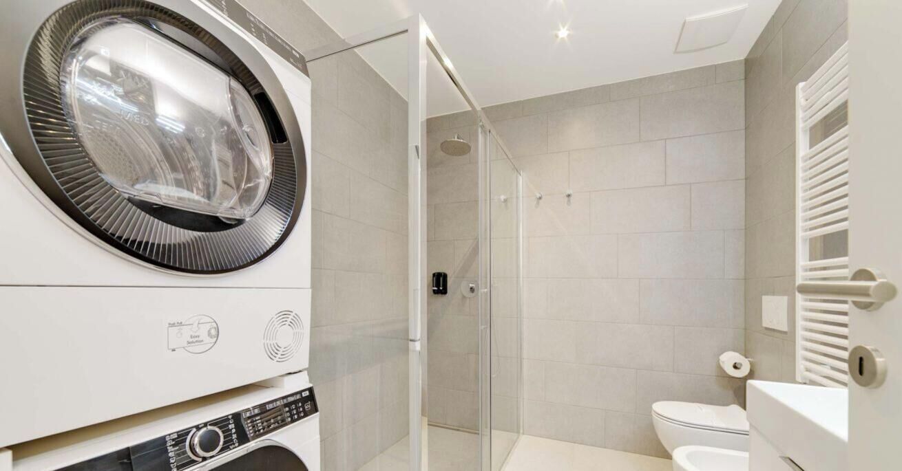 Shower, bidet, towels, shampoo