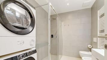 Shower, bidet, towels, shampoo
