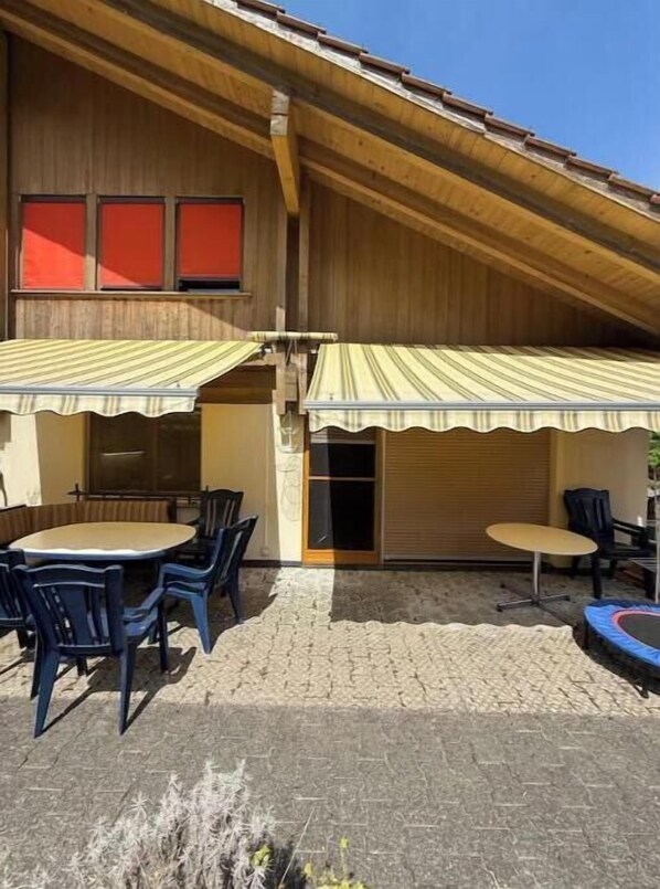 Outdoor dining - Vrbo Property (Wimmis)
