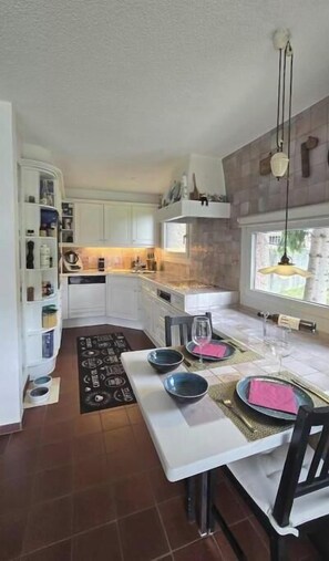Private kitchen - Well Zone Oase Thun•Private Pool, Garden, Sauna, and Fitness Room (Thun)