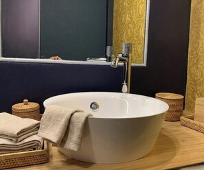 Douche, séchoir à cheveux, bidet, serviettes fournies