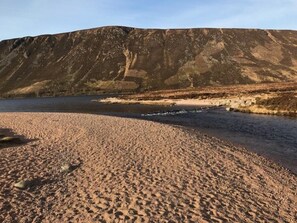 A beach with a large hill in the background. - Cosy two Bedroom Bungalow With Garden in Ballater (Ballater)