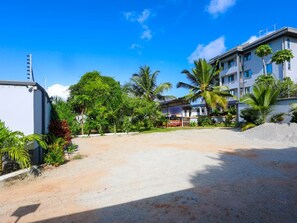 Property grounds - 1BR EN-Suite in Diani with Swimming Pool (Ukunda)