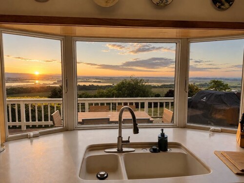 Humboldt Horizon Retreat-Hot Tub and Pet Friendly