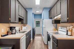 Wasserkocher mit Kaffee-/Teezubehör, Kühlschrank, Mikrowelle, Ofen