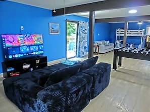 Fernseher, Tischfußball, Bücher