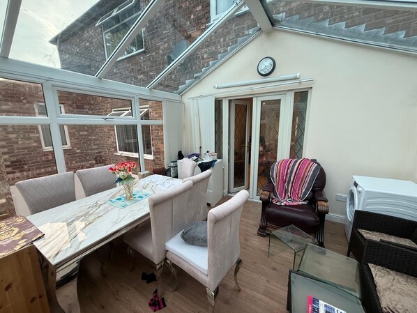 Outdoor dining - 8 Dales Avenue (Manchester)