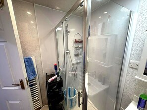 Bathroom - 8 Dales Avenue (Manchester)