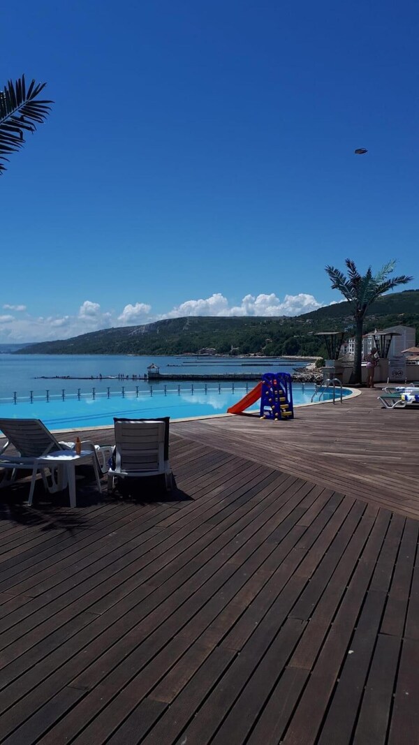 Apartment Sleeps 2 With Pool & Balcony - Balchik