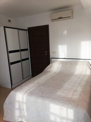 Room - Apartment Sleeps 2 With Pool & Balcony (Balchik)
