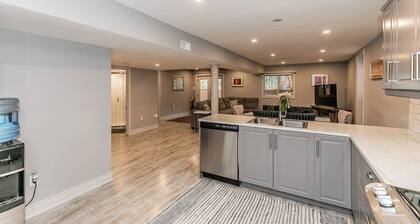 Cozy 1-bedroom bungalow in tranquil Barrie with Pool!