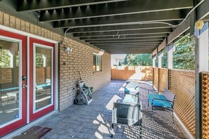 Terrace/patio - Cozy 1-bedroom bungalow in tranquil Barrie with Pool! (Barrie)