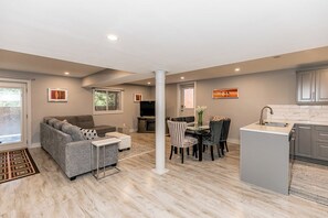 Smart TV - Cozy 1-bedroom bungalow in tranquil Barrie with Pool! (Barrie)