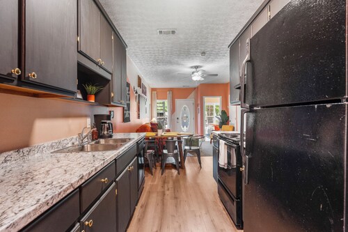 New Sleeps 8 20 minutes from Ft Benning. Well equipped, family friendly space