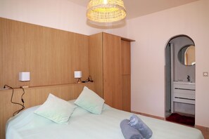 Iron/ironing board, WiFi, bed sheets - Elegance, charm, and direct access to the beach—a charming home just 20 meters from the sea (Cavalaire-sur-Mer)