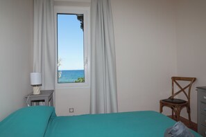 5 bedrooms, iron/ironing board, WiFi, bed sheets