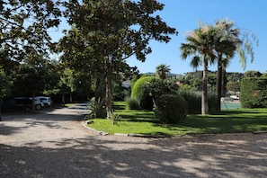 Property grounds - Elegance, charm, and direct access to the beach—a charming home just 20 meters from the sea (Cavalaire-sur-Mer)