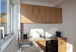 Private kitchen - Elegance, charm, and direct access to the beach—a charming home just 20 meters from the sea (Cavalaire-sur-Mer)