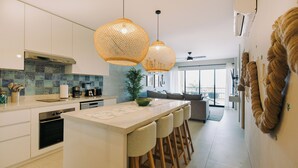 Apartemen Deluks, pemandangan halaman | Dapur pribadi