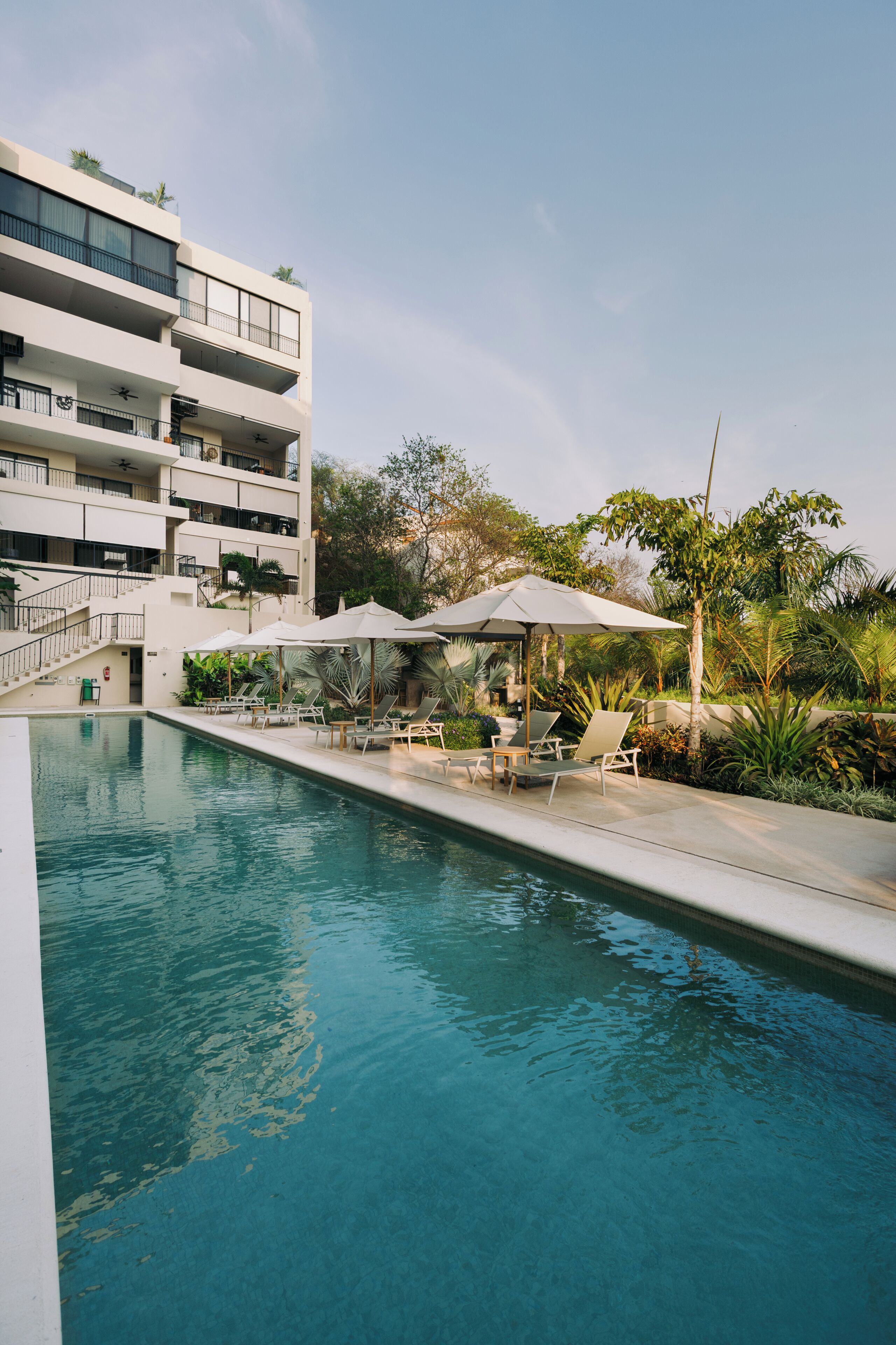 Apartamento luxo, vista para o pátio | Piscina | Piscina externa