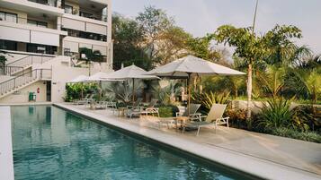 Apartamento luxo, vista para o pátio | Piscina | Piscina externa